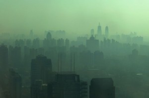 Kampf gegen den Smog: China will den Ausstoß von Schadstoffen eindämmen und muss dazu Technologien aus Hocheinkommensländern wie Deutschland importieren.