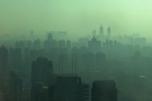 Kampf gegen den Smog: China will den Ausstoß von Schadstoffen eindämmen und muss dazu Technologien aus Hocheinkommensländern wie Deutschland importieren.