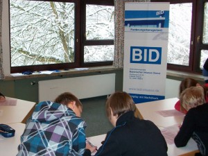 Schüler beim Lösen der kniffligen Aufgaben aus dem kaufmännischen Bereich.